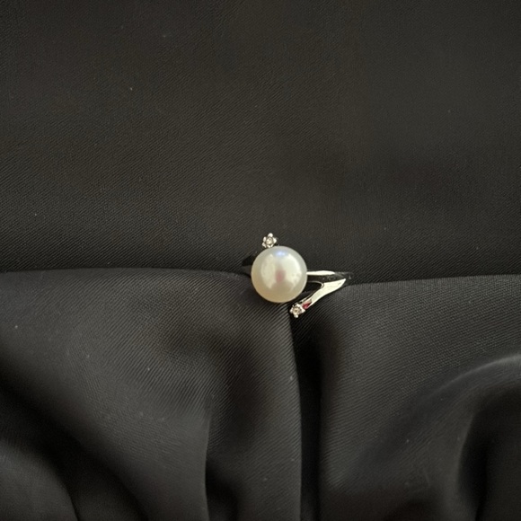 Jewelry - Silver Pearl and swowarsky ring sz 7